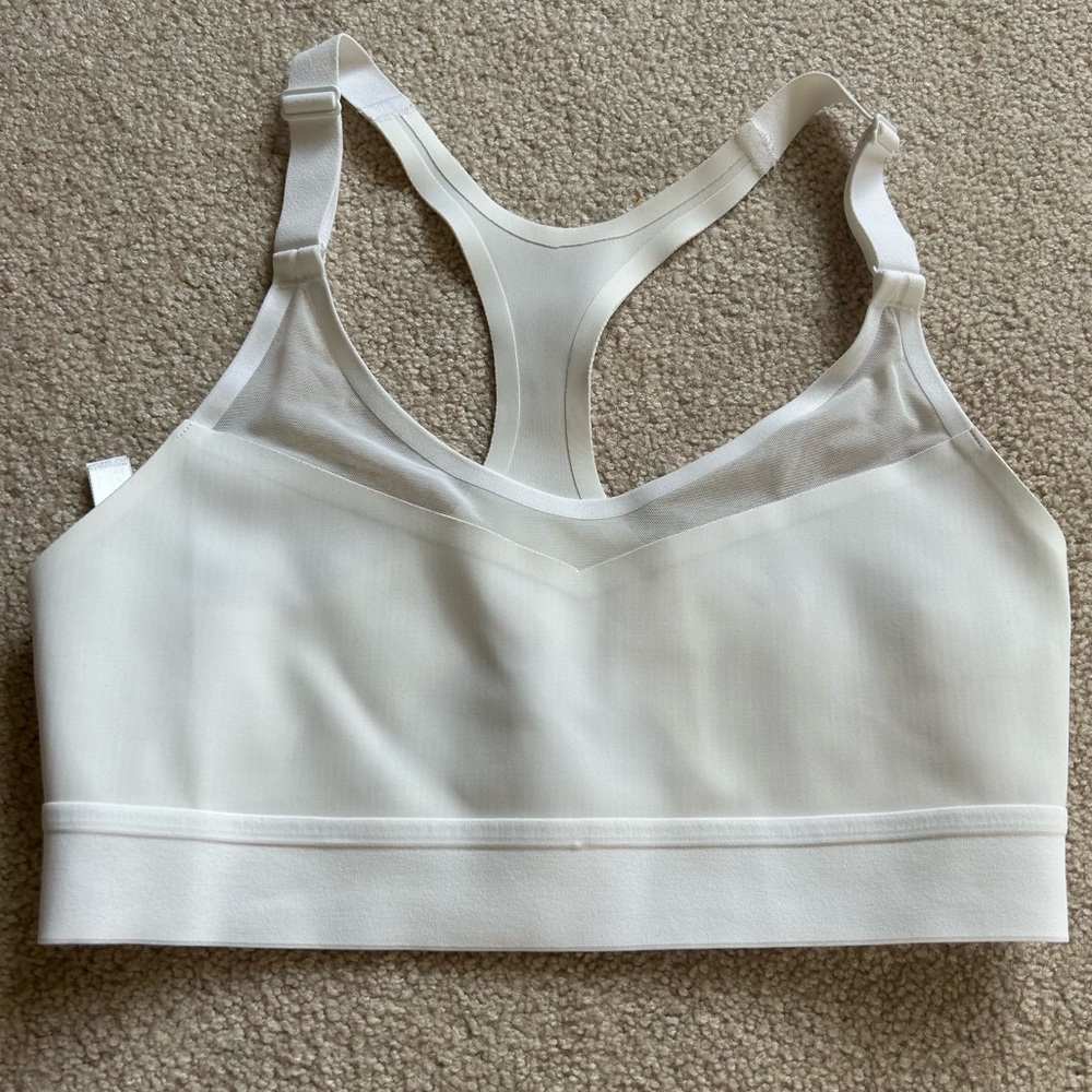 NWOT Victoria’s Sport white sports bra size Small, adjustable straps with mesh
